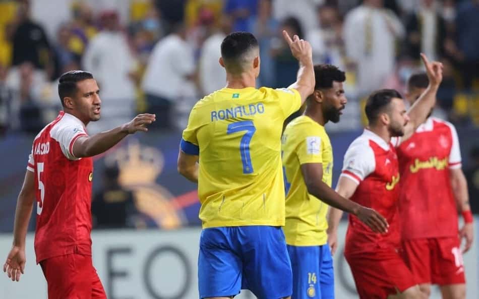 Cristiano Ronaldo alerta árbitro sobre pênalti não sofrido, e Al-Nassr fica só no empate com Persepolis pela Champions Asiática
