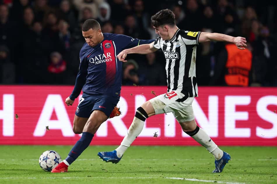 Kylian Mbappé, do PSG, disputa bola com Tino Livramento, do Newcastle, em partida válida pela Champions League 2023/24 (Foto: Franck Fife/AFP)
