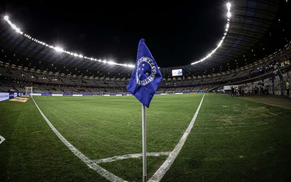 Jornalistas criticam liberação de público em Cruzeiro x Athletico no Mineirão: 'Escândalo'