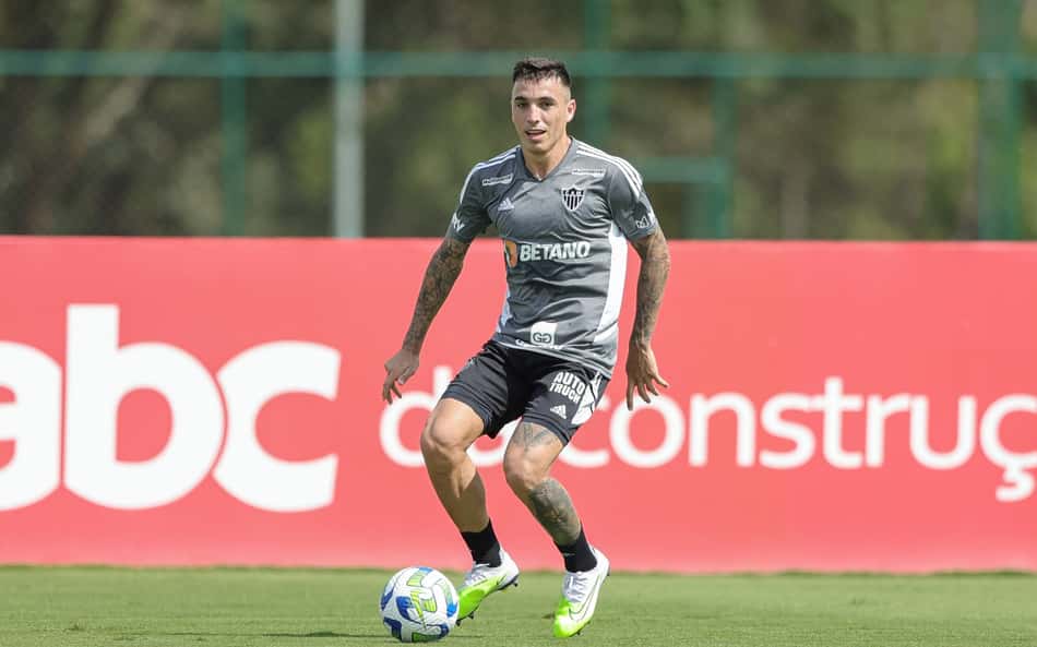 Atlético-MG renova contrato com Saravia