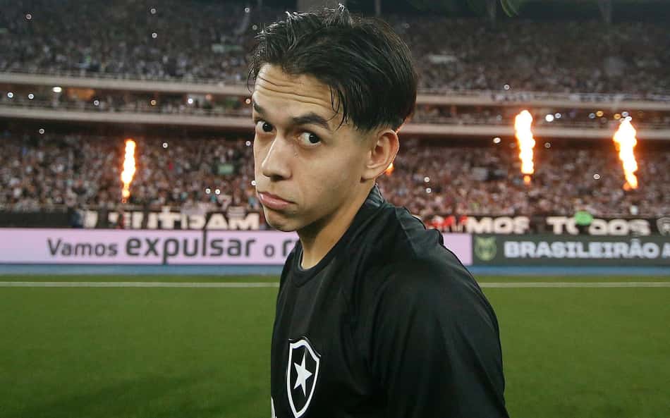 Segovinha troca elogios com jogadora do time feminino do Botafogo, e torcedores 'shippam'