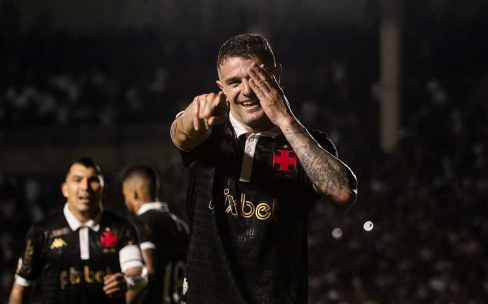 Vegetti é exaltado após golaço contra o Corinthians: 'Sem ele, o Vasco já teria caído'
