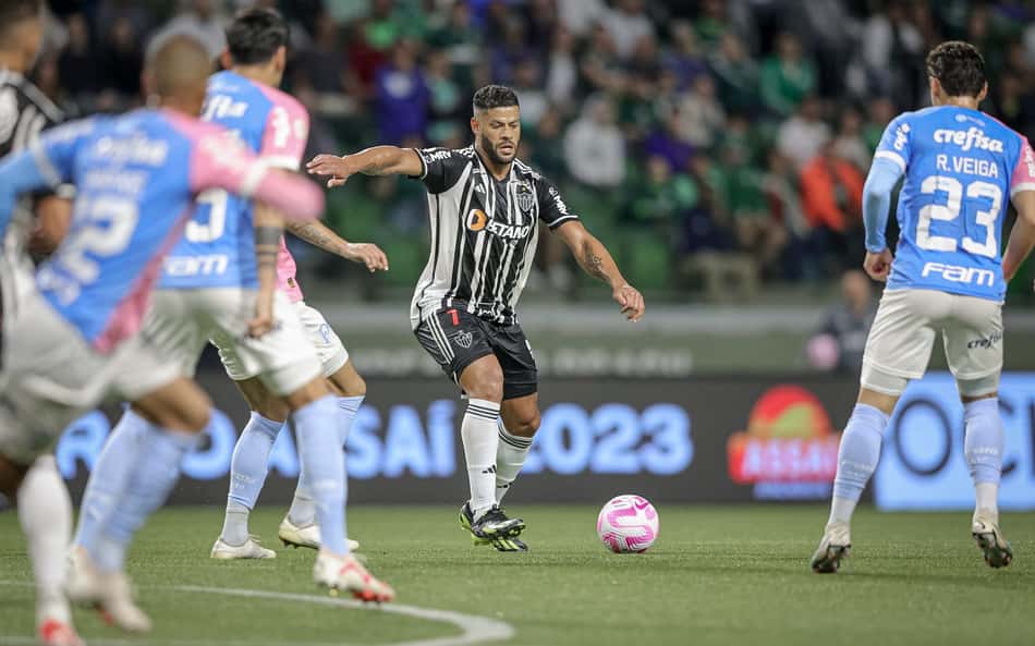 Dom da adivinhação: veja o que Palmeiras pensa sobre supostamente ter ajudado Hulk a defender o Atlético-MG contra o Flamengo