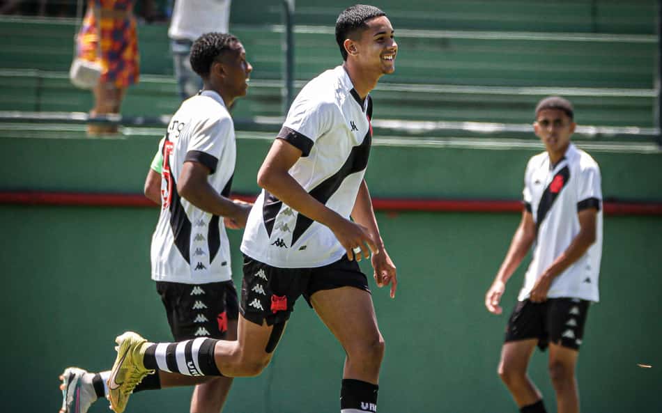 No Carioca Sub-17, Vasco vira e goleia Flamengo pela semifinal