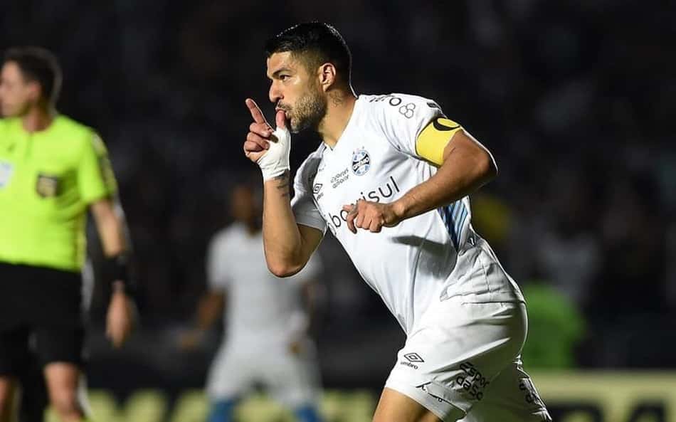 'Imparável': Luis Suárez estampa capa de jornal uruguaio após brilhar em vitória do Grêmio