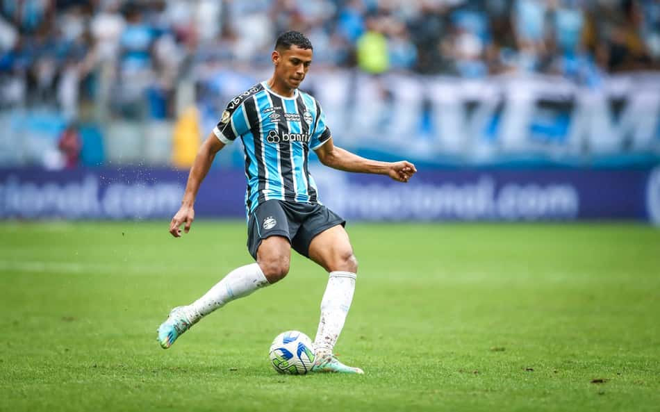 Bruno Alves, do Grêmio, celebra classificação para a Libertadores, mas sonha com vaga direta