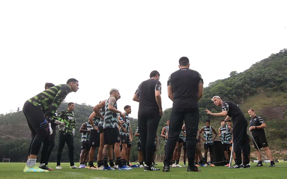 Botafogo divulga lista de relacionados para enfrentar o Fortaleza com uma mudança