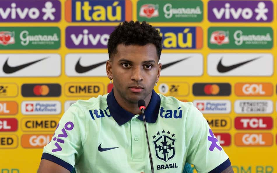 Rodrygo é vítima de racismo após discussão com Messi em clássico