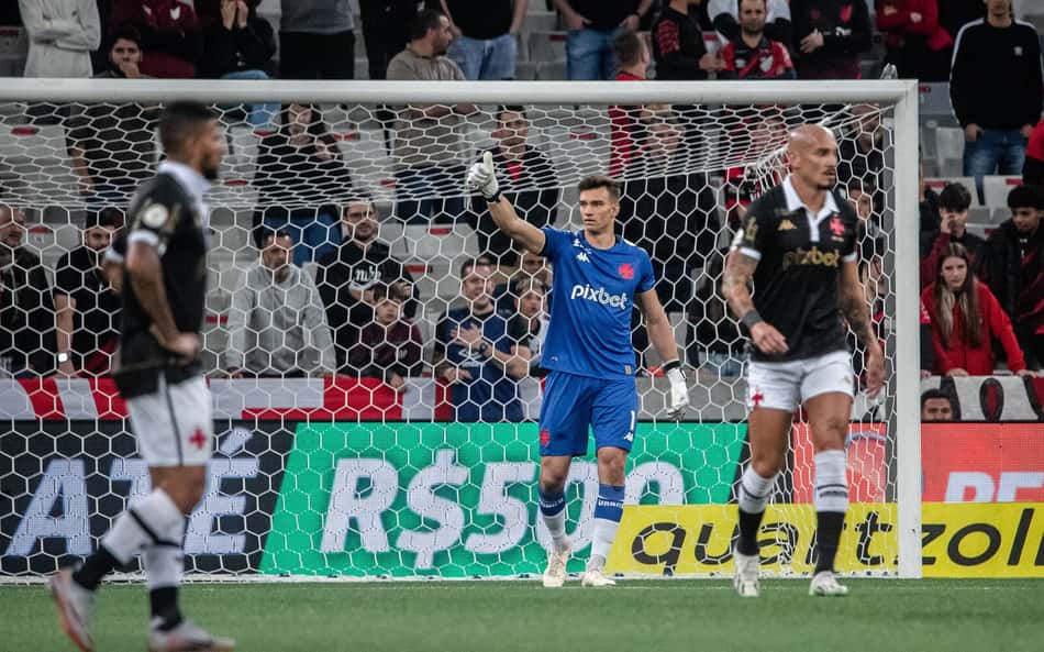 Léo Jardim valoriza empate do Vasco e projeta 'decisão' contra o Corinthians: 'Focar todas as energias'