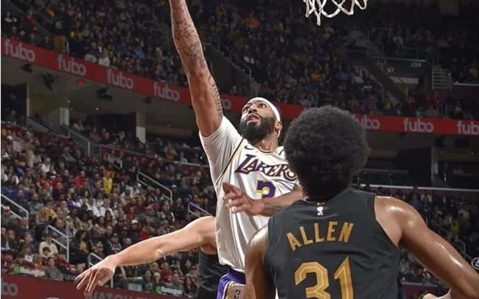 Anthony Davis domina segundo tempo e Lakers derrota Cavaliers