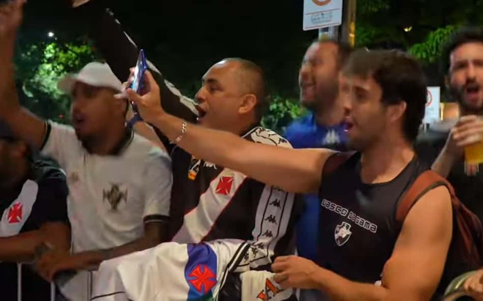 Vasco chega a Belo Horizonte com festa da torcida