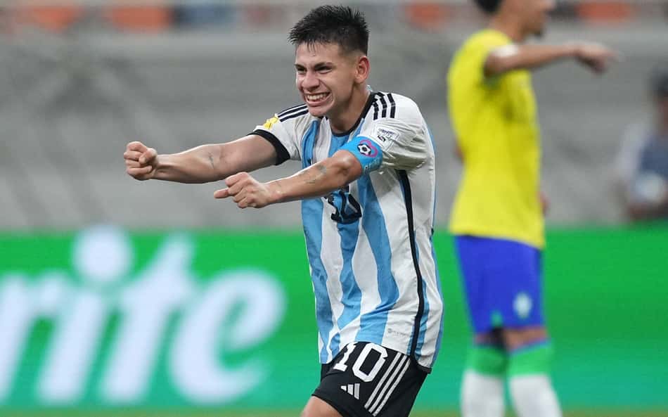 Echeverri dá show em Argentina x Brasil e web crava: 'Novo Messi'