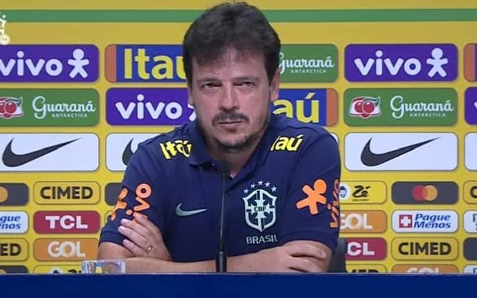 Róger Flores questiona Diniz por utilização de jogador: 'Não sei o que ele faz na convocação'