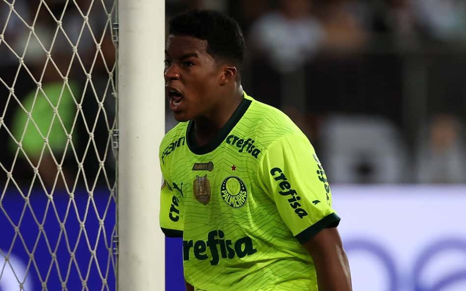 Endrick pausa corte de cabelo para comemorar gol do RB Bragantino contra o Botafogo; veja