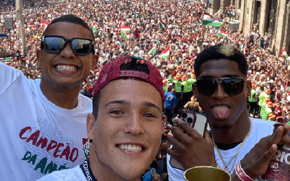Fluminense celebra título da Libertadores com trio elétrico no centro do Rio de Janeiro