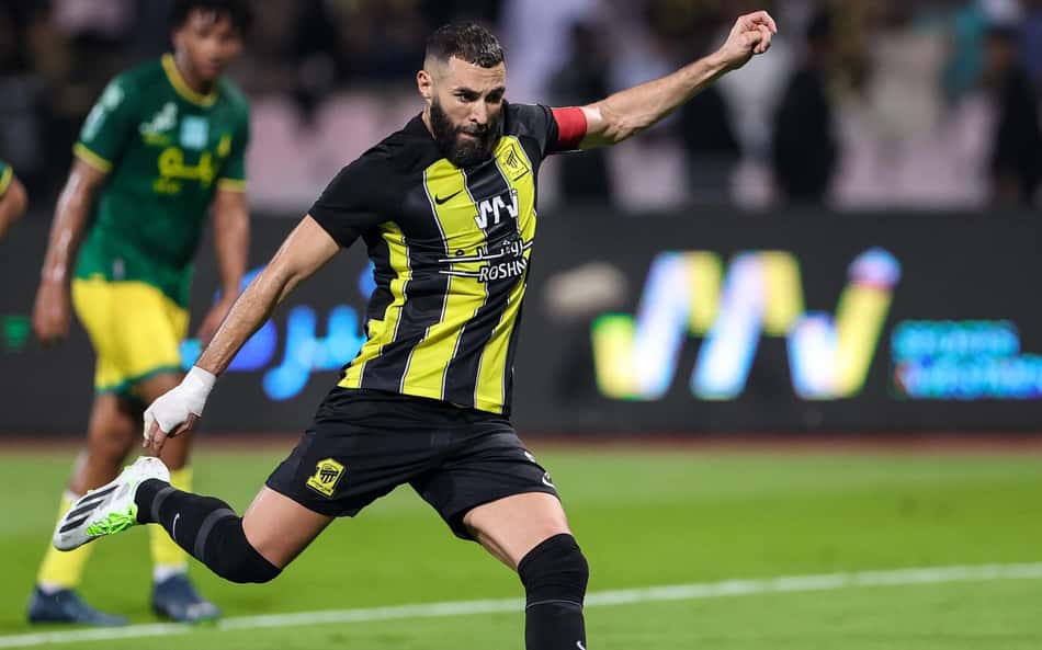 Benzema marca e sai machucado na vitória do Al-Ittihad pelo Campeonato Saudita a duas semana do Mundial