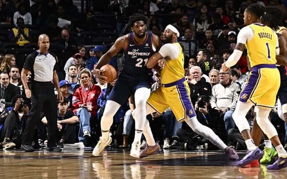 Com triplo-duplo de Joel Embiid, 76ers atropela Lakers