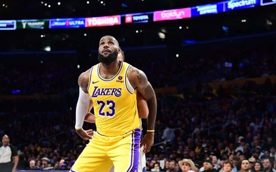 LeBron James reclama de início dos jogos do Lakers na NBA