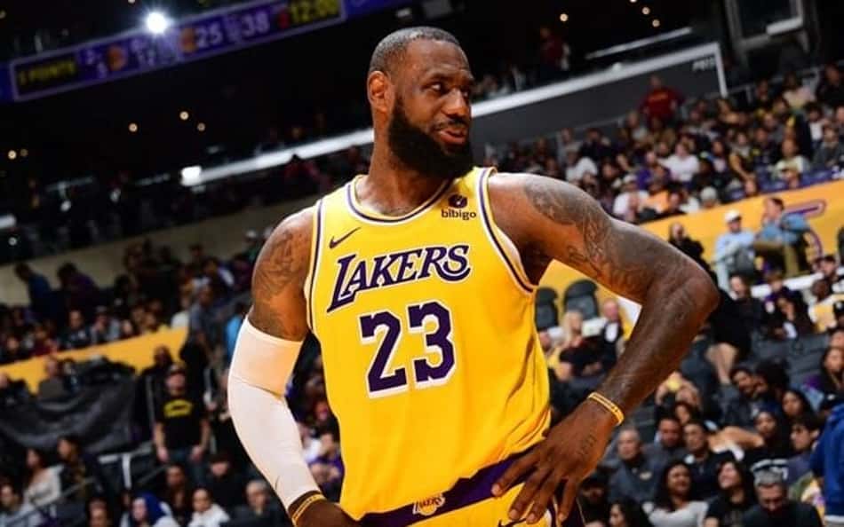 NBA coloca LeBron James na briga pelo MVP