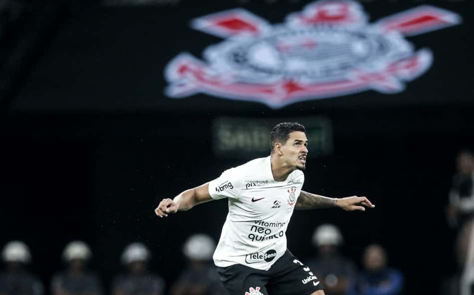 Veríssimo destaca entrega do Corinthians em meio a polêmica de arbitragem: 'Soubemos jogar o jogo'