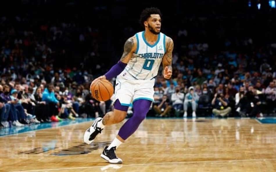 Ala do Charlotte Hornets volta após suspensão na NBA