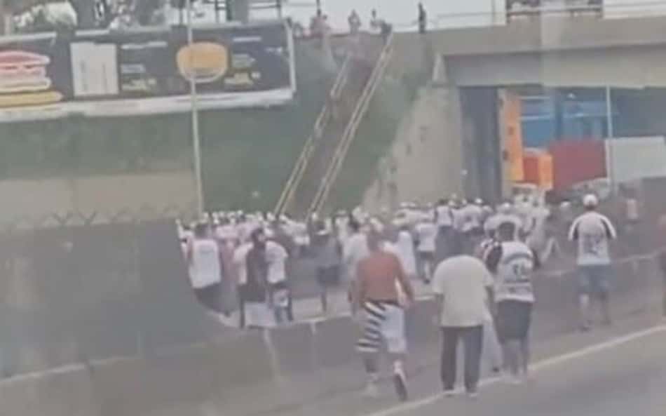 Torcidas de Botafogo e Santos brigam e interditam rodovia no Rio de Janeiro
