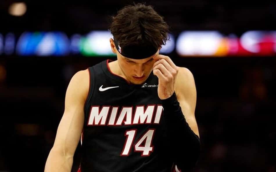 Tyler Herro deixa jogo com lesão e deve desfalcar Heat