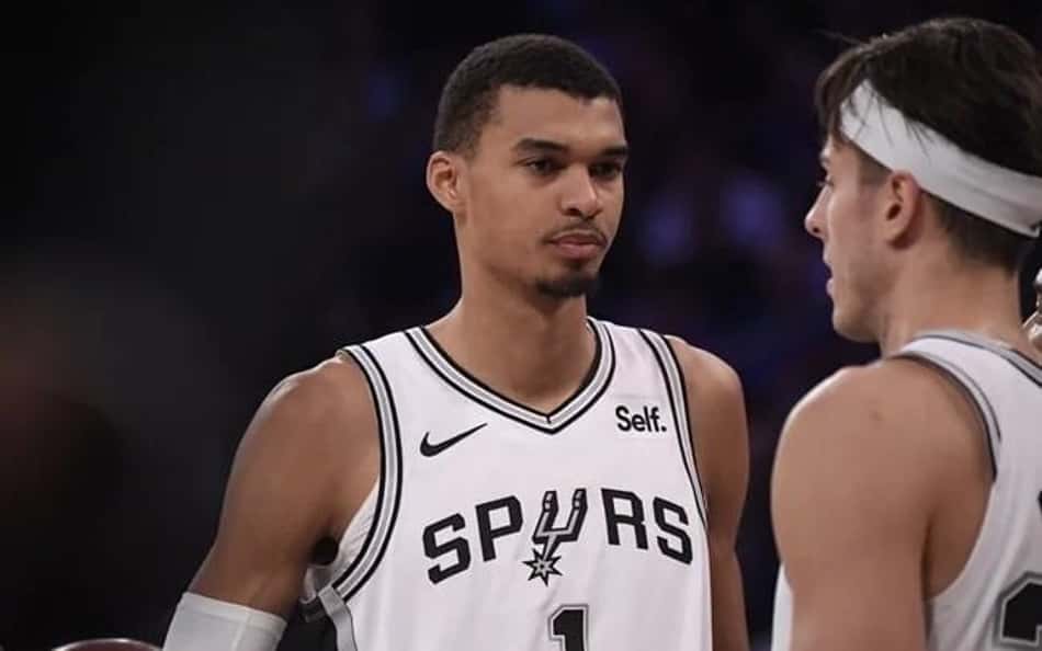 Victor Wembanyama é vaiado, mas Gregg Popovich defende: "Só 19 anos"