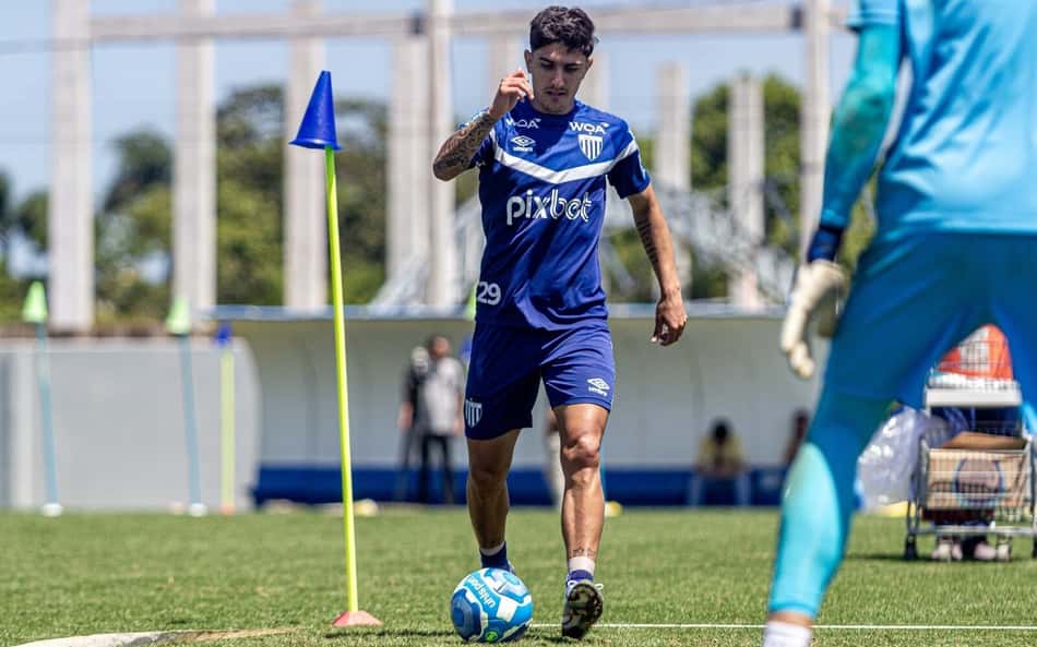 Recuperado de grave lesão, meia do Avaí volta a marcar e se emociona: 'momento especial'