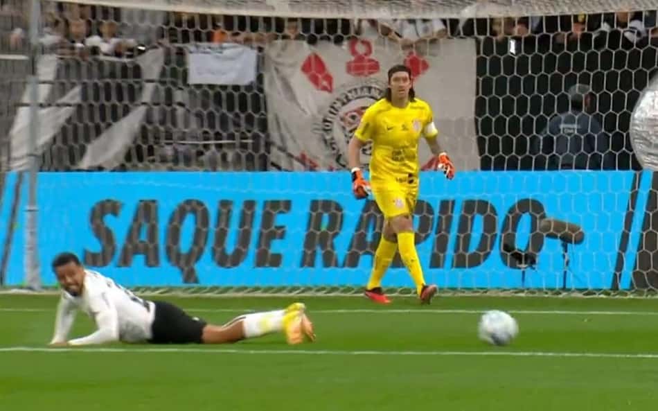 Bola na mão de Matheus Bidu gera polêmica em Corinthians x Athletico: 'Vergonha'