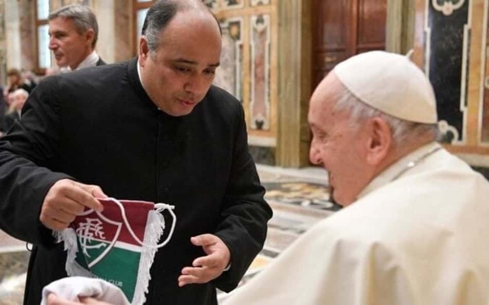 No Vaticano, Papa Francisco recebe camisa e flâmula do Fluminense após título da Libertadores