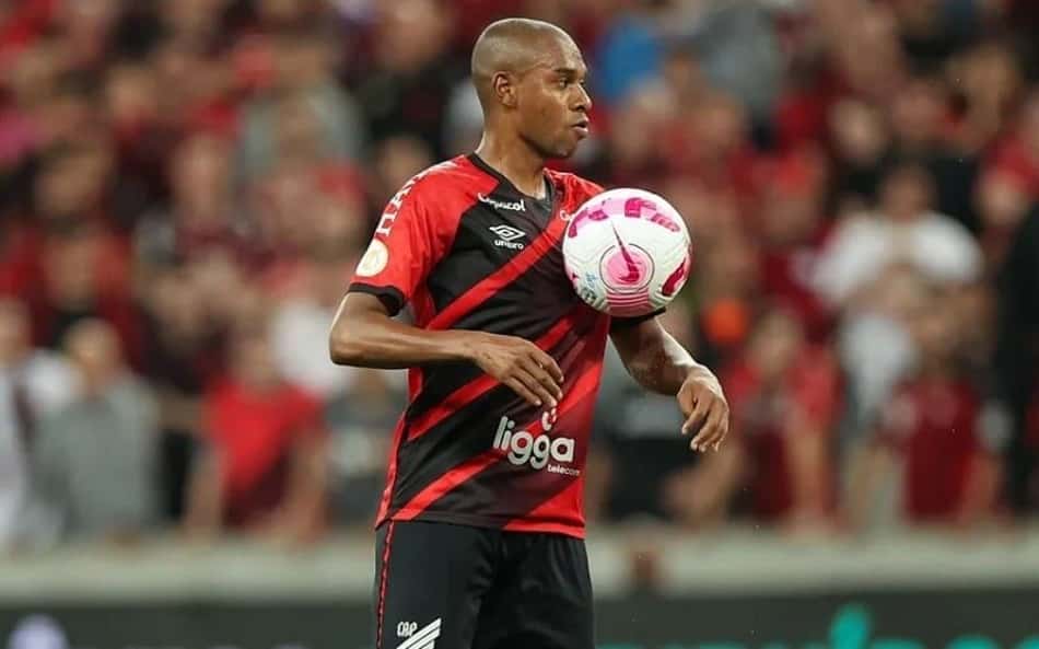 Fernandinho, do Athletico Paranaense, pede ajuda após desaparecimento do avô