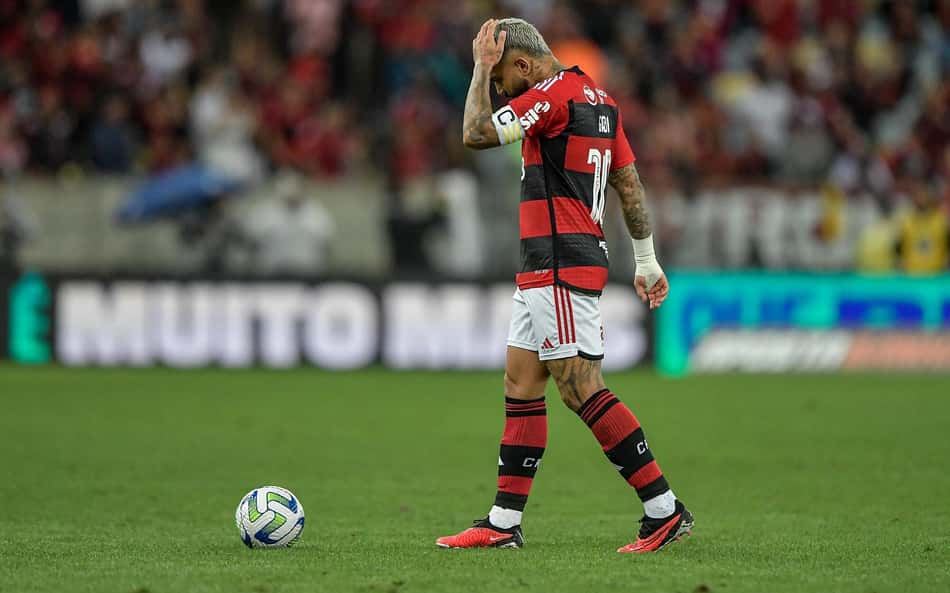 Gabigol posta foto sorrindo após expulsão em clássico e torcedores do Flamengo detonam: 'Falta de respeito'