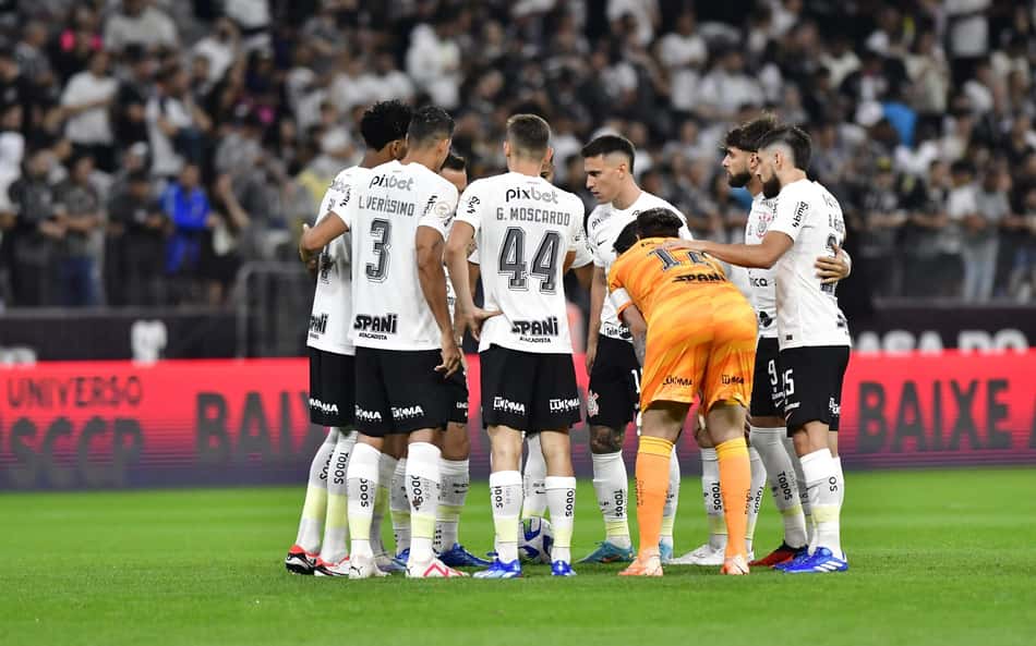 Torcedores do Corinthians questionam medalhão após goleada: 'Precisa de banco'