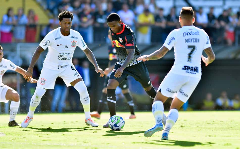 Corinthians perde para o Bragantino, que encosta em Palmeiras e Botafogo no Brasileirão