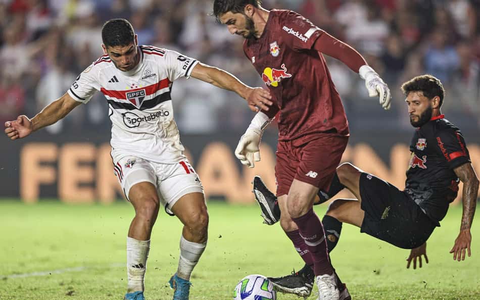 Na Vila Belmiro, São Paulo marca de pênalti no 'apagar das luzes' e vence o Bragantino pelo Brasileirão