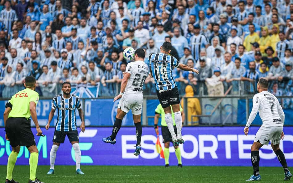 Grêmio x Corinthians: torcedores se revoltam na web com não marcação de pênalti