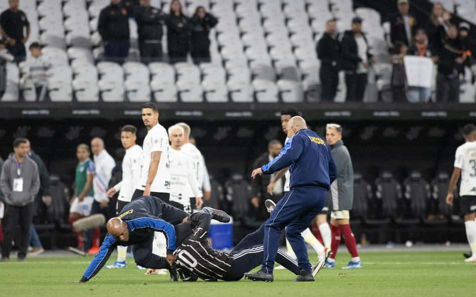 VÍDEO: Torcedores do Corinthians invadem campo e protestam após goleada para o Bahia em Itaquera