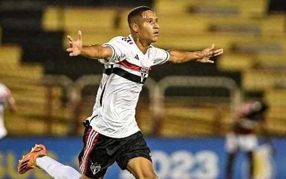 Com multa milionária e na mira da Europa, cria da base 'pula etapa' no São Paulo e entra no radar de Dorival