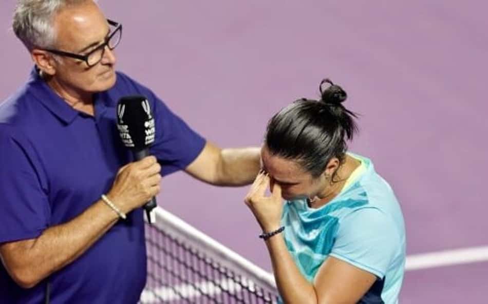 Jabeur vence no WTA Finals e se emociona ao falar da guerra