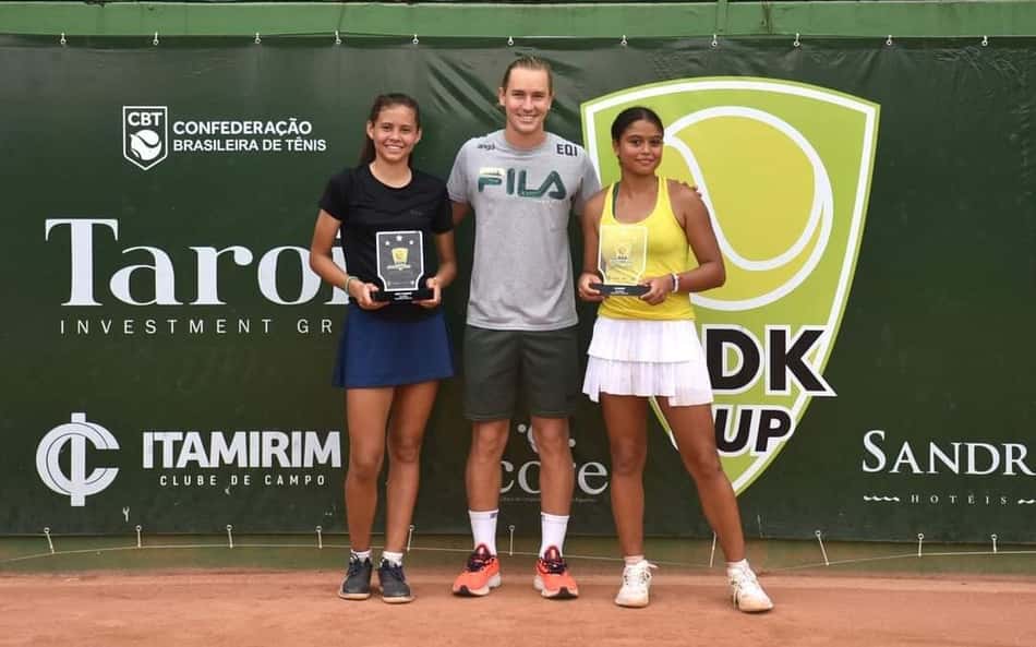 Nauhany Silva, de 13 anos, e Carlos Gonzales são campeões da ADK Juniors Cup – 14ª Copa Santa Catarina de Tênis – em Itajaí (SC)