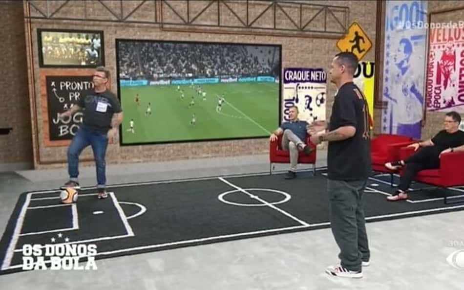 Irritado, Craque Neto 'ensina' Yuri Alberto a fazer gol durante programa; assista