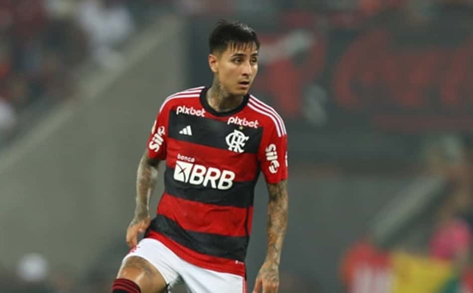Torcedores do Flamengo criticam Pulgar por cartão amarelo e suspensão: 'Falta imbecil'
