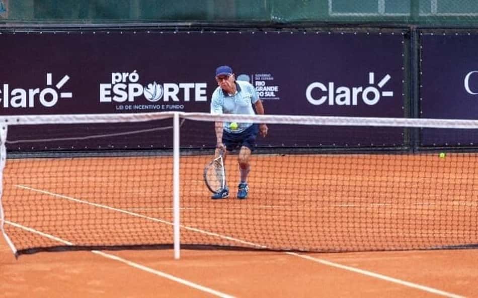 Goiano de 82 anos bate chileno e italiano é bicampeão do Seniors Internacional de Tênis de Porto Alegre