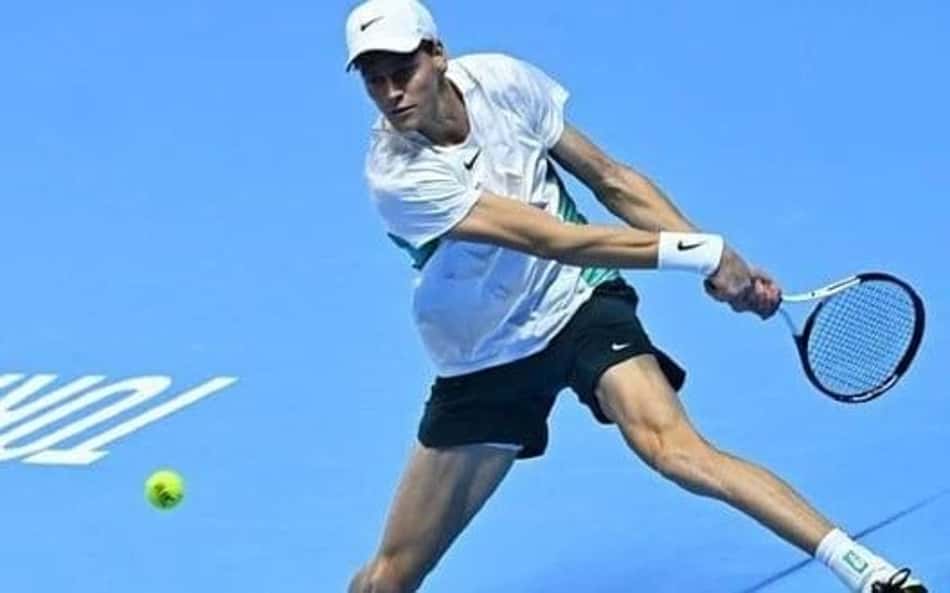Sinner bate Rune e classifica Djokovic para a semi do ATP Finals