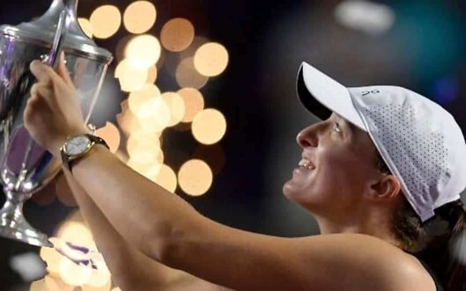 Swiatek arrasa, é campeã do WTA Finals e encerra ano como número 1