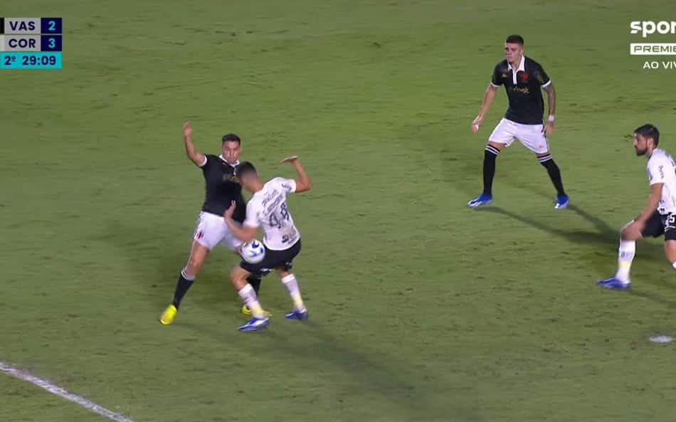 Vasco x Corinthians: Ex-árbitro aponta pênalti não marcado para o Cruzmaltino no jogo