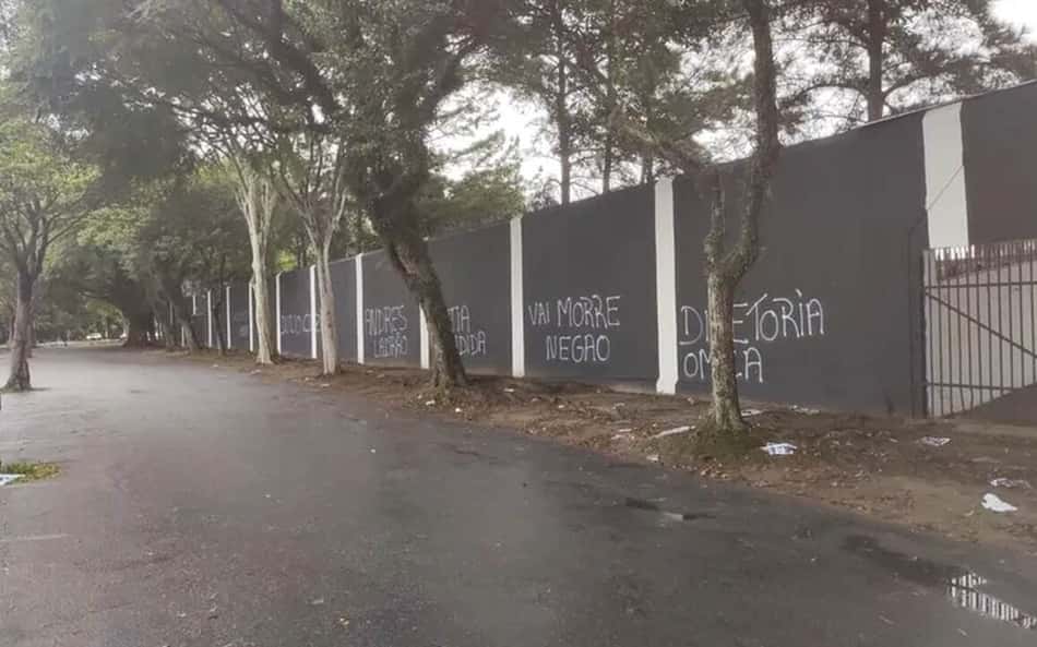 Na véspera da eleição, sede do Corinthians é alvo de tiros e pichações