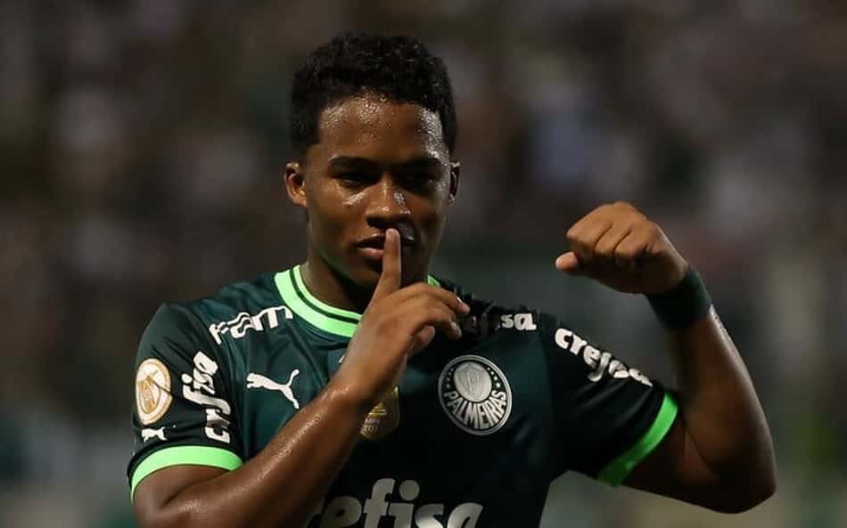 Craque e cupido? Endrick 'dá assistência' e  tenta formar casal com torcedores do Palmeiras