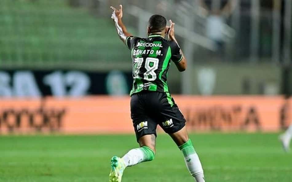 Atacante do América-MG explica polêmica envolvendo suposto pix após jogo contra o Bahia
